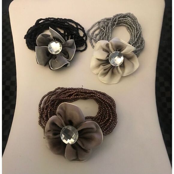 Brand New Lot of (18) Seed Bead & Flower Stretch Bracelets - Picture 2 of 5